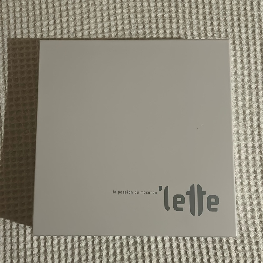 la passion du macaron ‘lette medium white storage box with lid / in good cond